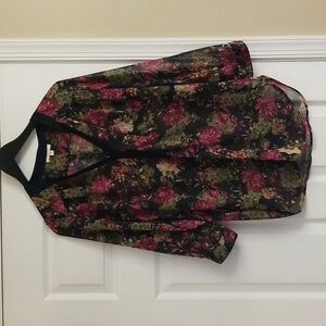 Beautiful roomy floral top by Pleione. Size XS